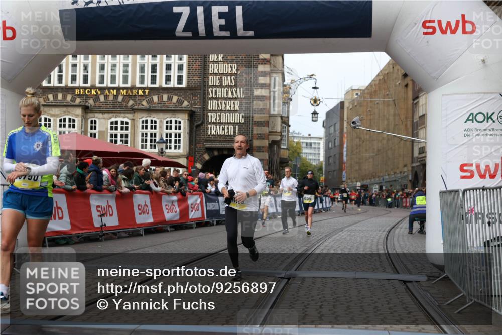 05.10.2025 - 20. swb-Marathon Bremen Yannick Fuchs http://msf.ph/oto/9256897 05.10.2025 10:47:02 Ziel 9413, 10452, 10509, 10661, 10750, 11189 meine-sportfotos.de