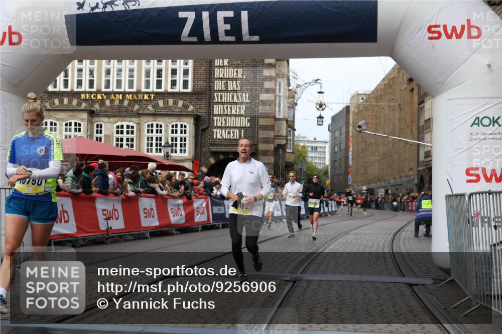 05.10.2025 - 20. swb-Marathon Bremen Yannick Fuchs http://msf.ph/oto/9256906 05.10.2025 10:47:02 Ziel 9413, 10452, 10509, 10661, 10750, 11189 meine-sportfotos.de