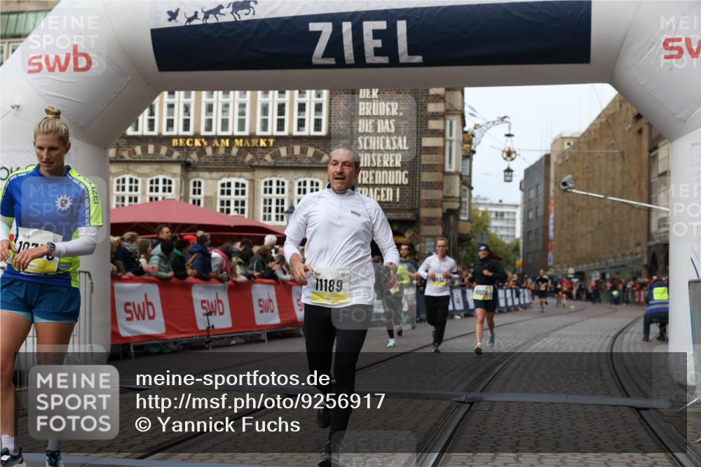 05.10.2025 - 20. swb-Marathon Bremen Yannick Fuchs http://msf.ph/oto/9256917 05.10.2025 10:47:03 Ziel 9413, 10452, 10509, 10661, 10750, 10789, 11189 meine-sportfotos.de