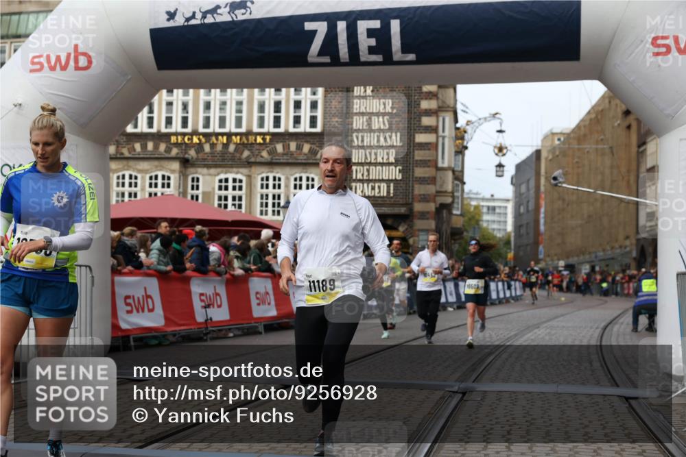 05.10.2025 - 20. swb-Marathon Bremen Yannick Fuchs http://msf.ph/oto/9256928 05.10.2025 10:47:03 Ziel 9413, 10452, 10509, 10661, 10750, 10789, 11189 meine-sportfotos.de