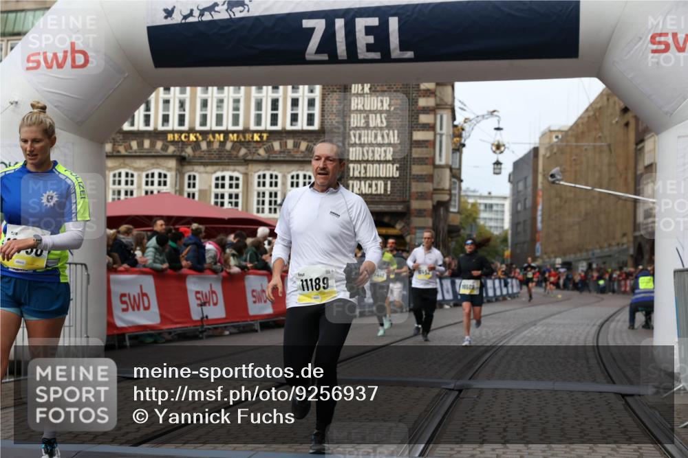 05.10.2025 - 20. swb-Marathon Bremen Yannick Fuchs http://msf.ph/oto/9256937 05.10.2025 10:47:03 Ziel 9413, 10452, 10509, 10661, 10750, 10789, 11189 meine-sportfotos.de