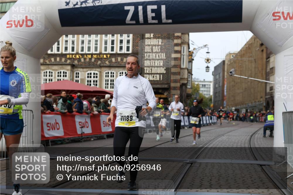 05.10.2025 - 20. swb-Marathon Bremen Yannick Fuchs http://msf.ph/oto/9256946 05.10.2025 10:47:03 Ziel 9413, 10452, 10509, 10661, 10750, 10789, 11189 meine-sportfotos.de