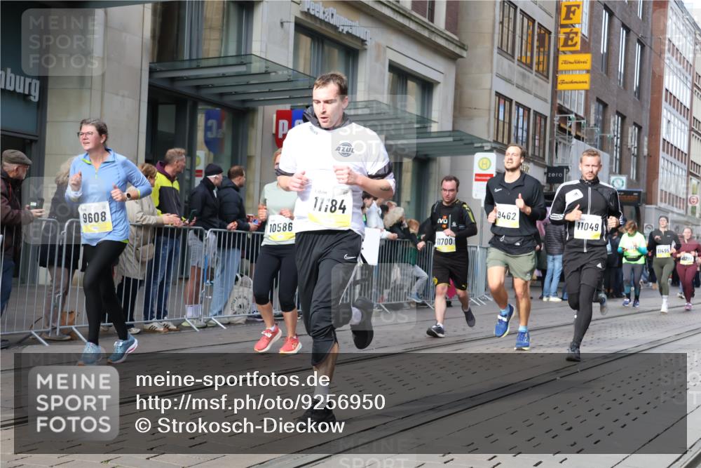 05.10.2025 - 20. swb-Marathon Bremen Strokosch-Dieckow http://msf.ph/oto/9256950 05.10.2025 10:58:05 Ziel 7077, 9174, 9430, 9433, 9462, 9472, 9529, 9608, 9766, 9820, 9913, 9952, 10049, 10055, 10084, 10261, 10285, 10368, 10408, 10513, 10586, 10786, 10936, 10988, 11049, 11181, 11184, 11291, 11495, 11562, 11591, 11700, 11724, 7077, 9174, 9430, 9433, 9462, 9472, 9529, 9608, 9766, 9820, 9913, 9952, 10049, 10055, 10084, 10261, 10285, 10368, 10408, 10513, 10586, 10786, 11562 meine-sportfotos.de