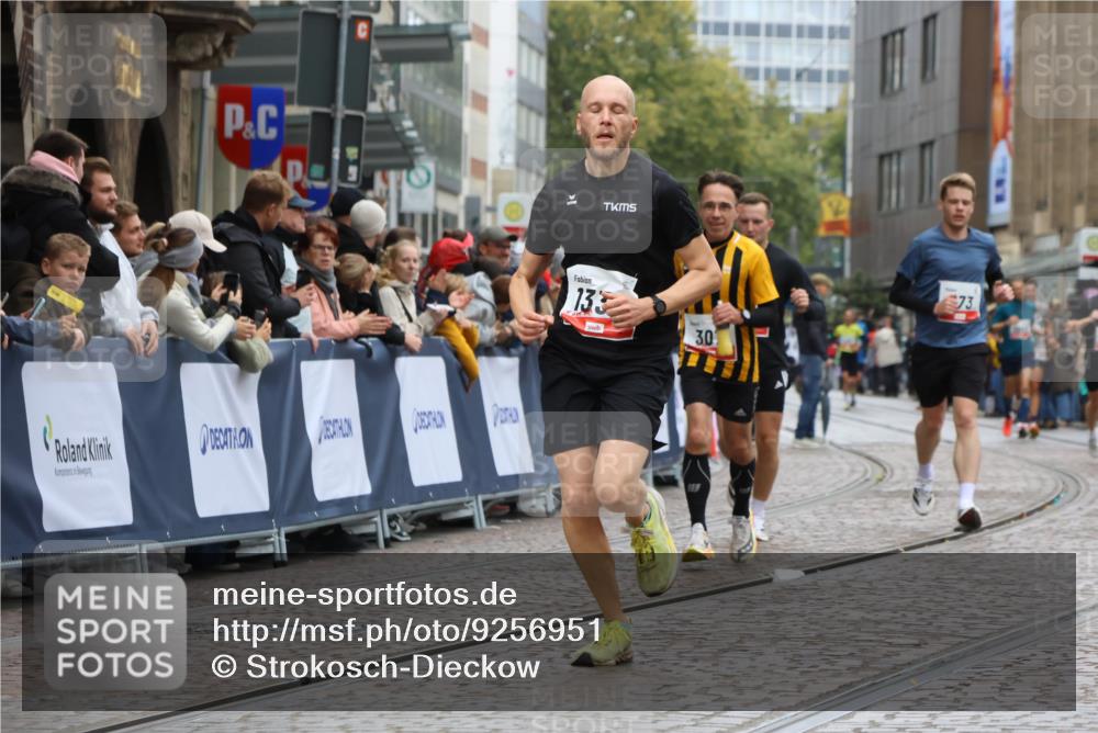 05.10.2025 - 20. swb-Marathon Bremen Strokosch-Dieckow http://msf.ph/oto/9256951 05.10.2025 12:54:40 Ziel 307, 343, 673, 1338 meine-sportfotos.de