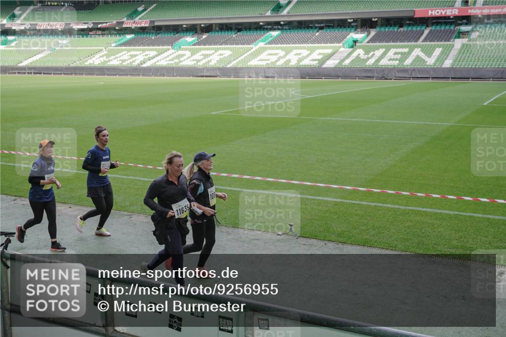 05.10.2025 - 20. swb-Marathon Bremen Michael Burmester http://msf.ph/oto/9256955 05.10.2025 10:44:42 Laufen im Stadion 7007, 7109, 8844, 9012, 9264, 9303, 9342, 9373, 9374, 9441, 9453, 9479, 9567, 9572, 9631, 9667, 9767, 9768, 9899, 9948, 9970, 10114, 10115, 10190, 10273, 10339, 10340, 10355, 10364, 10379, 10440, 10441, 10442, 10622, 10647, 10665, 10846, 10984, 11060, 11072, 11085, 11117, 11118, 11139, 11252, 11293, 11318, 11367, 11378, 11381, 11385, 11407, 11448, 11544, 11557, 11560, 11568, 11635, 9011, 9273, 9373, 9374, 9386, 9470, 9819, 9911, 9984, 10036 meine-sportfotos.de