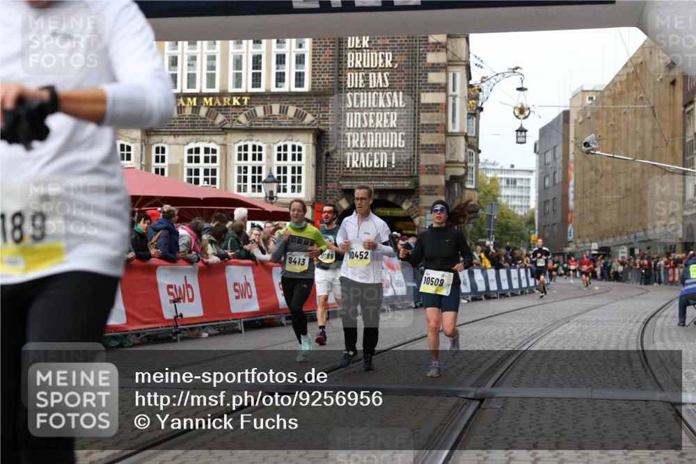 05.10.2025 - 20. swb-Marathon Bremen Yannick Fuchs http://msf.ph/oto/9256956 05.10.2025 10:47:05 Ziel 9413, 10452, 10509, 10661, 10750, 10789, 11189 meine-sportfotos.de