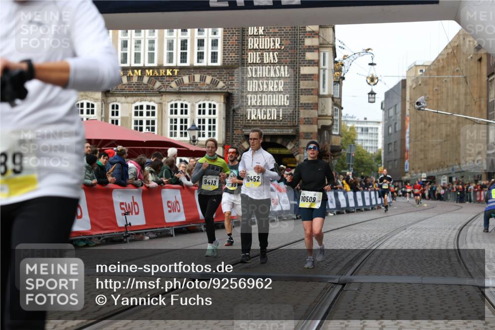 05.10.2025 - 20. swb-Marathon Bremen Yannick Fuchs http://msf.ph/oto/9256962 05.10.2025 10:47:05 Ziel 9413, 10452, 10509, 10661, 10750, 10789, 11189 meine-sportfotos.de