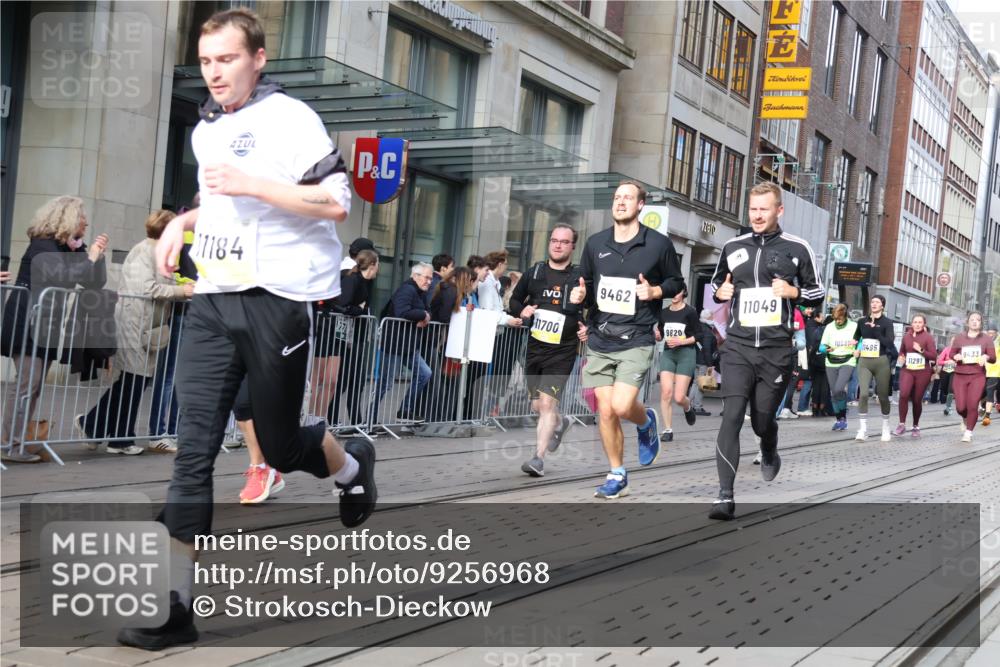 05.10.2025 - 20. swb-Marathon Bremen Strokosch-Dieckow http://msf.ph/oto/9256968 05.10.2025 10:58:05 Ziel 7077, 9174, 9430, 9433, 9462, 9472, 9529, 9608, 9766, 9820, 9913, 9952, 10049, 10055, 10084, 10261, 10285, 10368, 10408, 10513, 10586, 10786, 10936, 10988, 11049, 11181, 11184, 11291, 11495, 11562, 11591, 11700, 11724, 7077, 9174, 9430, 9433, 9462, 9472, 9529, 9608, 9766, 9820, 9913, 9952, 10049, 10055, 10084, 10261, 10285, 10368, 10408, 10513, 10586, 10786, 11562 meine-sportfotos.de