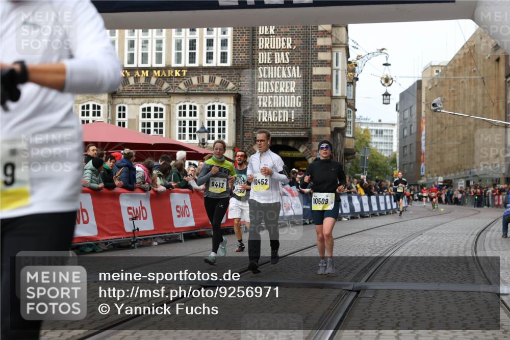 05.10.2025 - 20. swb-Marathon Bremen Yannick Fuchs http://msf.ph/oto/9256971 05.10.2025 10:47:05 Ziel 9413, 10452, 10509, 10661, 10750, 10789, 11189 meine-sportfotos.de