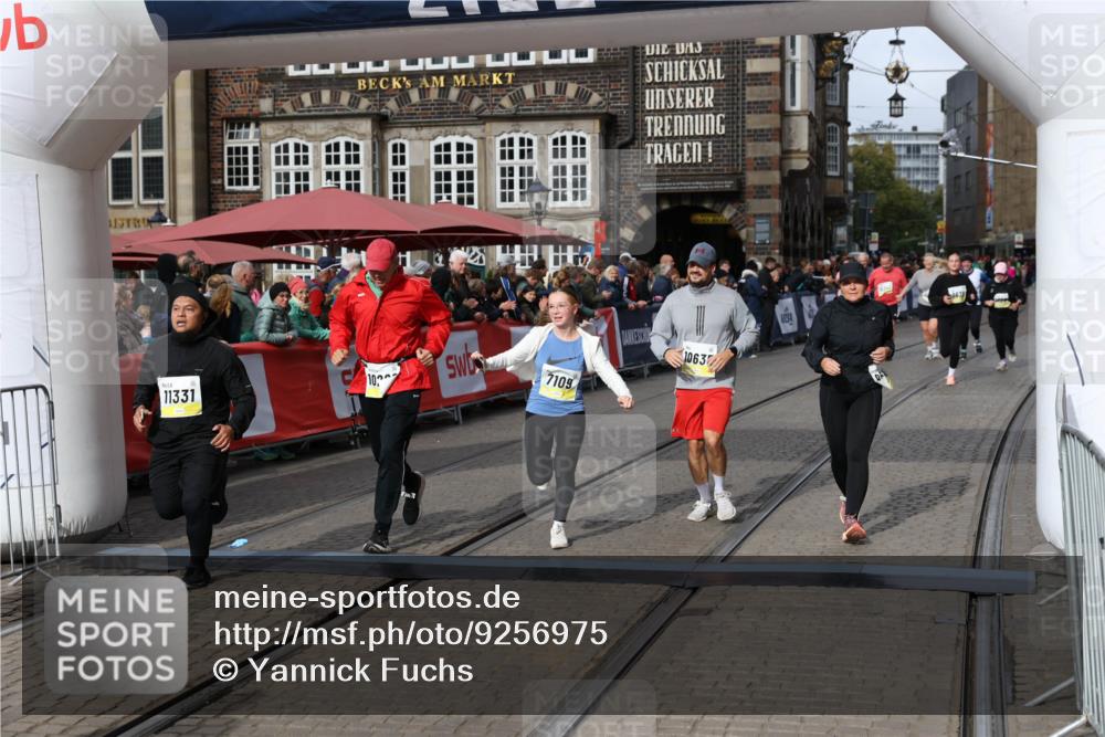 05.10.2025 - 20. swb-Marathon Bremen Yannick Fuchs http://msf.ph/oto/9256975 05.10.2025 11:16:14 Ziel 7109, 9640, 10220, 10635, 10831, 10846, 11331 meine-sportfotos.de