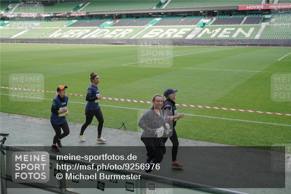 05.10.2025 - 20. swb-Marathon Bremen Michael Burmester http://msf.ph/oto/9256976 05.10.2025 10:44:43 Laufen im Stadion 7007, 7109, 8844, 9012, 9264, 9303, 9342, 9441, 9453, 9479, 9567, 9572, 9631, 9667, 9767, 9768, 9899, 9948, 9970, 10114, 10115, 10190, 10273, 10282, 10339, 10340, 10355, 10364, 10379, 10440, 10441, 10442, 10622, 10647, 10665, 10846, 10984, 11060, 11072, 11085, 11117, 11118, 11139, 11252, 11293, 11318, 11367, 11378, 11381, 11385, 11407, 11448, 11544, 11557, 11560, 11568, 11635, 9011, 9273, 9373, 9374, 9386, 9470, 9819, 9911, 9984, 10036 meine-sportfotos.de