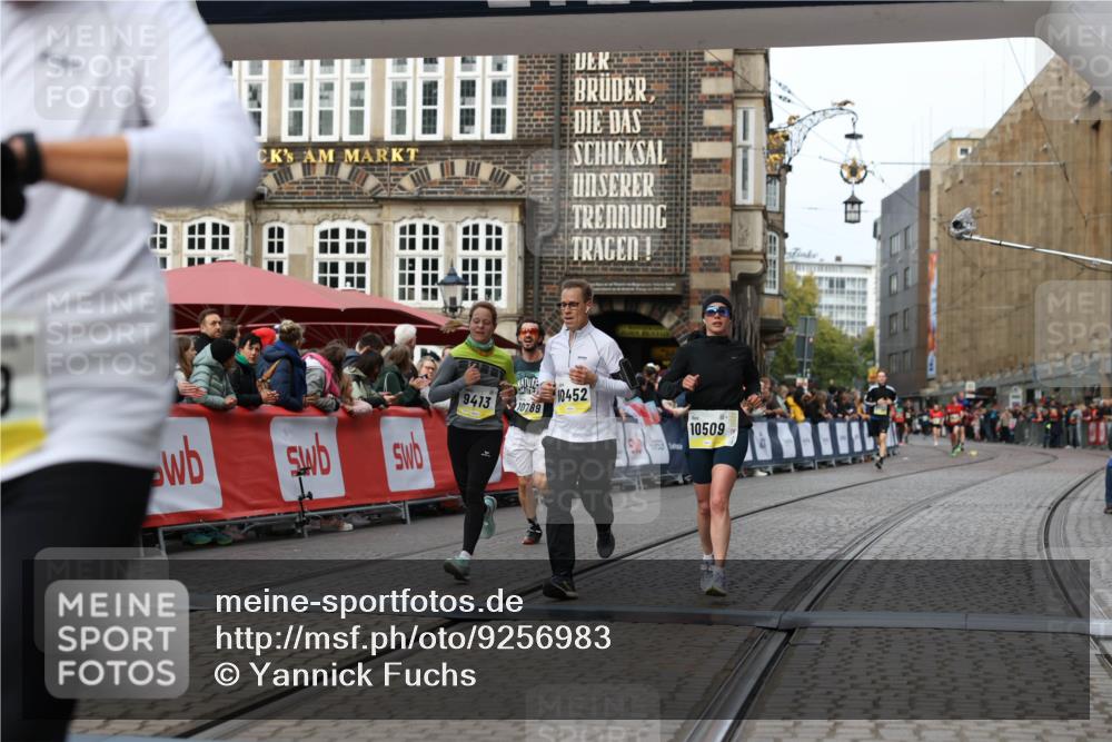 05.10.2025 - 20. swb-Marathon Bremen Yannick Fuchs http://msf.ph/oto/9256983 05.10.2025 10:47:05 Ziel 9413, 10452, 10509, 10661, 10750, 10789, 11189 meine-sportfotos.de