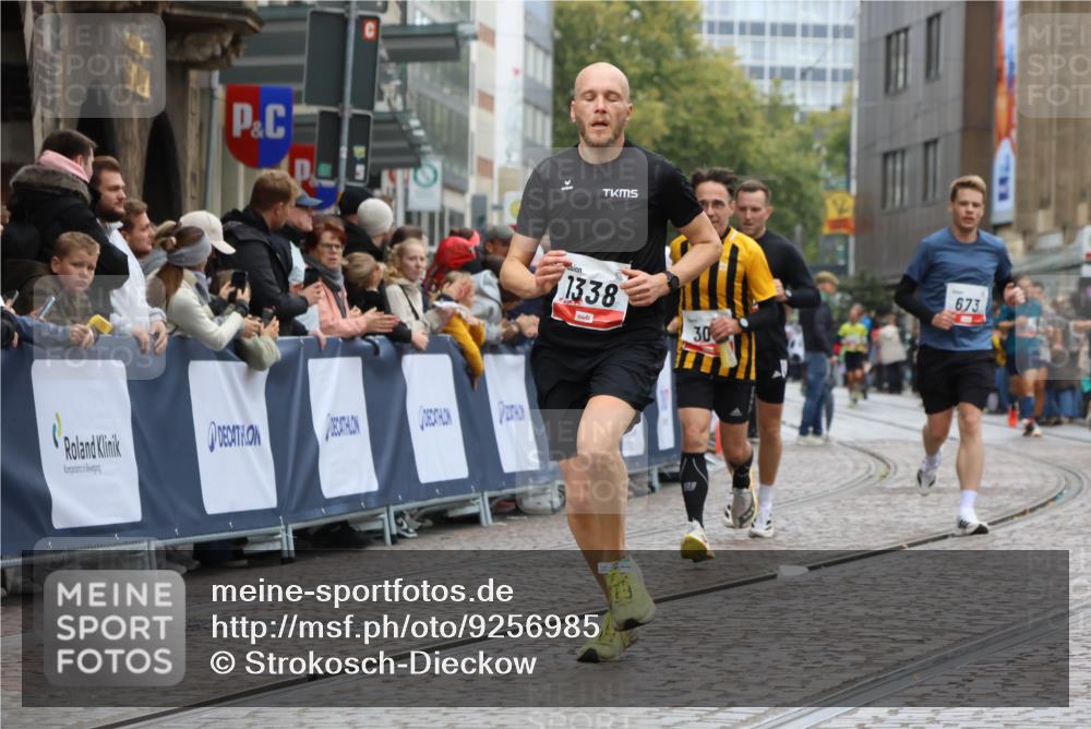 05.10.2025 - 20. swb-Marathon Bremen Strokosch-Dieckow http://msf.ph/oto/9256985 05.10.2025 12:54:40 Ziel 307, 343, 673, 1338 meine-sportfotos.de
