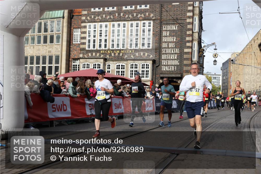 05.10.2025 - 20. swb-Marathon Bremen Yannick Fuchs http://msf.ph/oto/9256989 05.10.2025 10:55:42 Ziel 7165, 9492, 9720, 9856, 10107, 10111, 10195, 10262, 10745, 10755, 10757, 11025, 11197, 11588 meine-sportfotos.de