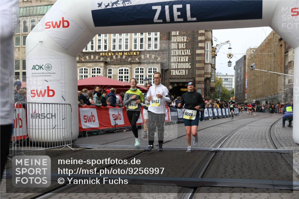 05.10.2025 - 20. swb-Marathon Bremen Yannick Fuchs http://msf.ph/oto/9256997 05.10.2025 10:47:05 Ziel 9413, 10452, 10509, 10661, 10750, 10789, 11189 meine-sportfotos.de