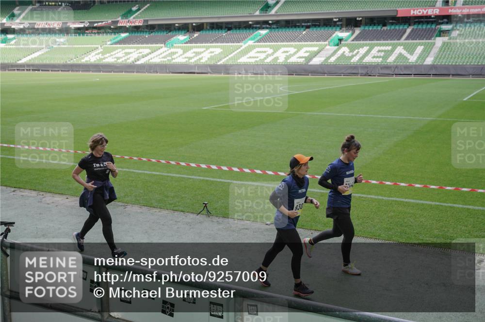 05.10.2025 - 20. swb-Marathon Bremen Michael Burmester http://msf.ph/oto/9257009 05.10.2025 10:44:44 Laufen im Stadion 7007, 7109, 7110, 8844, 9012, 9264, 9303, 9342, 9441, 9453, 9479, 9567, 9572, 9631, 9667, 9767, 9768, 9899, 9948, 9970, 10114, 10115, 10190, 10273, 10282, 10292, 10339, 10340, 10355, 10364, 10379, 10440, 10441, 10442, 10622, 10647, 10665, 10846, 10957, 10984, 11060, 11072, 11085, 11117, 11118, 11139, 11252, 11264, 11293, 11318, 11367, 11378, 11381, 11385, 11407, 11448, 11544, 11557, 11560, 11568, 11635, 9011, 9273, 9373, 9374, 9386, 9470, 9819, 9984, 10036 meine-sportfotos.de