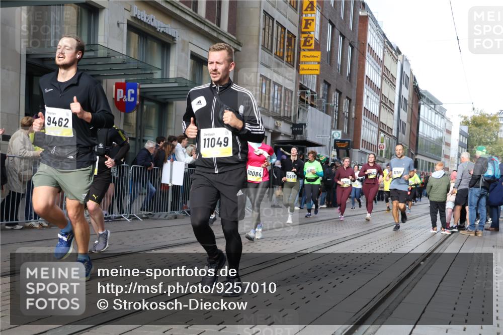05.10.2025 - 20. swb-Marathon Bremen Strokosch-Dieckow http://msf.ph/oto/9257010 05.10.2025 10:58:06 Ziel 7077, 9174, 9430, 9433, 9462, 9472, 9529, 9608, 9766, 9820, 9913, 9952, 10049, 10055, 10084, 10261, 10285, 10368, 10408, 10513, 10527, 10586, 10786, 10936, 10988, 11049, 11181, 11184, 11291, 11495, 11562, 11591, 11700, 11724, 7077, 9174, 9430, 9433, 9462, 9472, 9529, 9608, 9766, 9820, 9913, 9952, 10049, 10055, 10084, 10261, 10285, 10368, 10408, 10513, 10527, 10586, 10786, 11562 meine-sportfotos.de