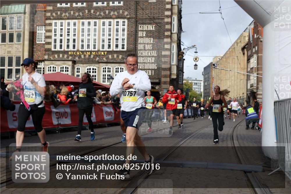 05.10.2025 - 20. swb-Marathon Bremen Yannick Fuchs http://msf.ph/oto/9257016 05.10.2025 10:55:42 Ziel 7165, 9492, 9720, 9856, 10107, 10111, 10195, 10262, 10745, 10755, 10757, 11025, 11197, 11588 meine-sportfotos.de