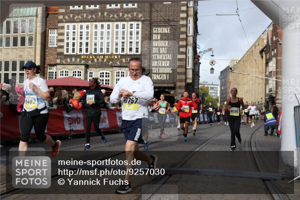 05.10.2025 - 20. swb-Marathon Bremen Yannick Fuchs http://msf.ph/oto/9257030 05.10.2025 10:55:43 Ziel 7165, 9195, 9492, 9720, 9856, 10107, 10111, 10195, 10262, 10475, 10745, 10755, 10757, 11025, 11197, 11588 meine-sportfotos.de