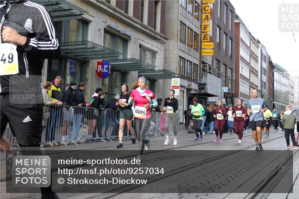05.10.2025 - 20. swb-Marathon Bremen Strokosch-Dieckow http://msf.ph/oto/9257034 05.10.2025 10:58:07 Ziel 7077, 9174, 9359, 9430, 9433, 9462, 9472, 9529, 9608, 9766, 9820, 9913, 10049, 10055, 10084, 10261, 10285, 10368, 10408, 10513, 10527, 10586, 10786, 10936, 10988, 11049, 11181, 11184, 11291, 11495, 11591, 11700, 11724, 7077, 9174, 9359, 9430, 9433, 9462, 9472, 9529, 9608, 9766, 9820, 9913, 10049, 10055, 10084, 10261, 10285, 10368, 10408, 10513, 10527, 10586, 10786 meine-sportfotos.de