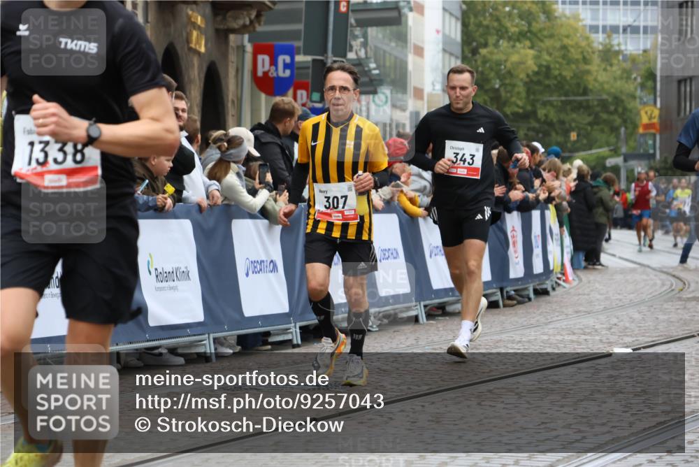05.10.2025 - 20. swb-Marathon Bremen Strokosch-Dieckow http://msf.ph/oto/9257043 05.10.2025 12:54:42 Ziel 307, 343, 673, 1338, 1837 meine-sportfotos.de