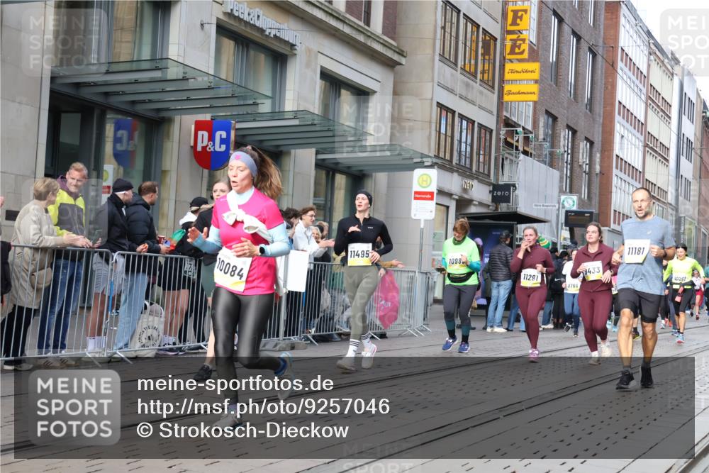 05.10.2025 - 20. swb-Marathon Bremen Strokosch-Dieckow http://msf.ph/oto/9257046 05.10.2025 10:58:08 Ziel 7077, 7163, 9174, 9359, 9430, 9433, 9462, 9472, 9529, 9608, 9714, 9766, 9820, 9913, 10049, 10055, 10084, 10261, 10285, 10368, 10408, 10513, 10527, 10586, 10786, 10936, 10988, 11049, 11078, 11181, 11184, 11291, 11495, 11591, 11700, 11724, 7077, 7163, 9174, 9359, 9430, 9433, 9462, 9472, 9529, 9608, 9714, 9766, 9820, 9913, 10049, 10055, 10084, 10261, 10285, 10368, 10408, 10513, 10527, 10586, 10786 meine-sportfotos.de