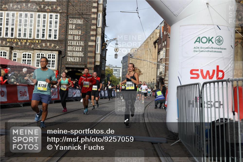 05.10.2025 - 20. swb-Marathon Bremen Yannick Fuchs http://msf.ph/oto/9257059 05.10.2025 10:55:43 Ziel 7165, 9195, 9492, 9720, 9856, 10107, 10111, 10195, 10262, 10475, 10745, 10755, 10757, 11025, 11197, 11588 meine-sportfotos.de