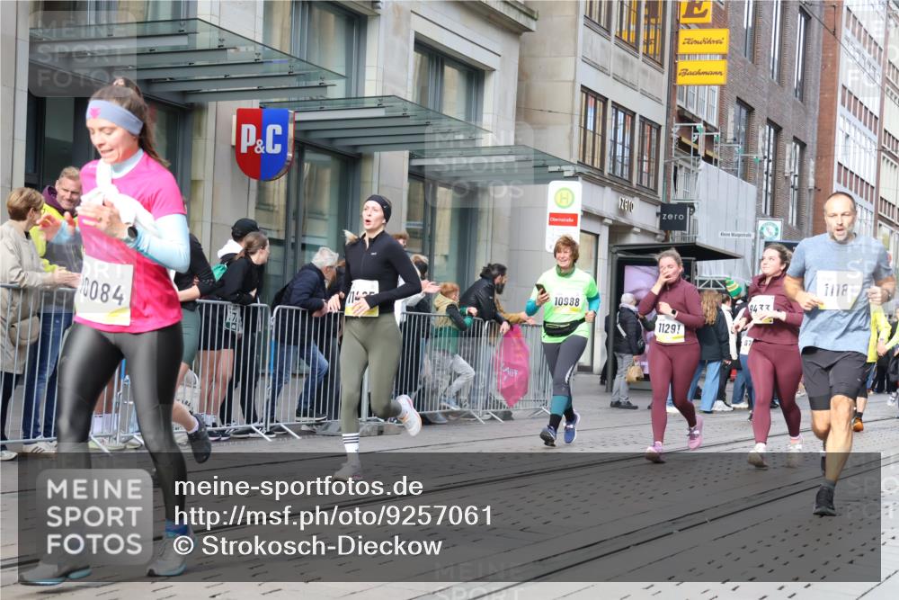 05.10.2025 - 20. swb-Marathon Bremen Strokosch-Dieckow http://msf.ph/oto/9257061 05.10.2025 10:58:08 Ziel 7077, 7163, 9174, 9359, 9430, 9433, 9462, 9472, 9529, 9608, 9714, 9766, 9820, 9913, 10049, 10055, 10084, 10261, 10285, 10368, 10408, 10513, 10527, 10586, 10786, 10936, 10988, 11049, 11078, 11181, 11184, 11291, 11495, 11591, 11700, 11724, 7077, 7163, 9174, 9359, 9430, 9433, 9462, 9472, 9529, 9608, 9714, 9766, 9820, 9913, 10049, 10055, 10084, 10261, 10285, 10368, 10408, 10513, 10527, 10586, 10786 meine-sportfotos.de