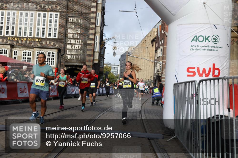 05.10.2025 - 20. swb-Marathon Bremen Yannick Fuchs http://msf.ph/oto/9257066 05.10.2025 10:55:43 Ziel 7165, 9195, 9492, 9720, 9856, 10107, 10111, 10195, 10262, 10475, 10745, 10755, 10757, 11025, 11197, 11588 meine-sportfotos.de