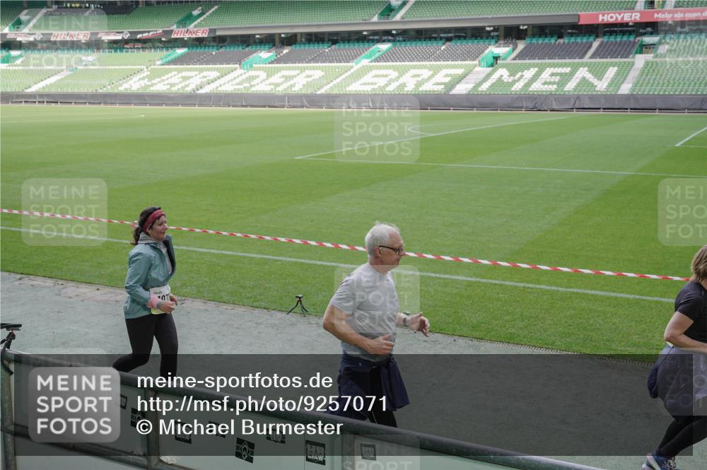 05.10.2025 - 20. swb-Marathon Bremen Michael Burmester http://msf.ph/oto/9257071 05.10.2025 10:44:46 Laufen im Stadion 7007, 7109, 7110, 8476, 8844, 9012, 9242, 9264, 9303, 9342, 9441, 9453, 9479, 9567, 9572, 9631, 9667, 9767, 9768, 9899, 9948, 9970, 10114, 10115, 10190, 10273, 10282, 10292, 10339, 10340, 10355, 10364, 10379, 10622, 10647, 10665, 10846, 10957, 10984, 11060, 11072, 11085, 11117, 11118, 11139, 11252, 11264, 11293, 11318, 11367, 11375, 11378, 11381, 11385, 11407, 11448, 11544, 11557, 11560, 11568, 11635, 9011, 9273, 9373, 9374, 9386, 9470, 9819, 10036 meine-sportfotos.de