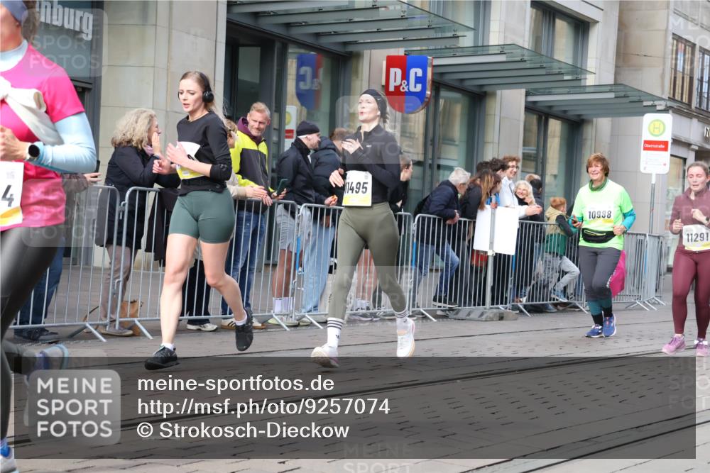05.10.2025 - 20. swb-Marathon Bremen Strokosch-Dieckow http://msf.ph/oto/9257074 05.10.2025 10:58:09 Ziel 7077, 7163, 9174, 9359, 9430, 9433, 9462, 9472, 9529, 9608, 9714, 9766, 9820, 9913, 10049, 10055, 10084, 10261, 10285, 10368, 10408, 10513, 10527, 10586, 10591, 10679, 10786, 10871, 10936, 10988, 11049, 11078, 11181, 11184, 11291, 11495, 11591, 11700, 11724, 7077, 7163, 9174, 9359, 9430, 9433, 9462, 9472, 9529, 9608, 9714, 9766, 9820, 9913, 10049, 10055, 10084, 10261, 10285, 10368, 10408, 10513, 10527, 10586, 10591, 10679, 10786 meine-sportfotos.de