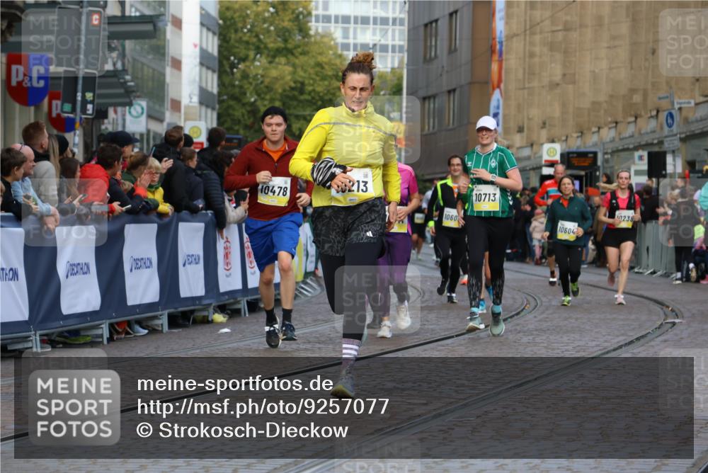 05.10.2025 - 20. swb-Marathon Bremen Strokosch-Dieckow http://msf.ph/oto/9257077 05.10.2025 11:03:37 Ziel 7199, 9315, 9940, 10213, 10297, 10478, 10603, 10604, 10711, 10713, 11522, 11589 meine-sportfotos.de