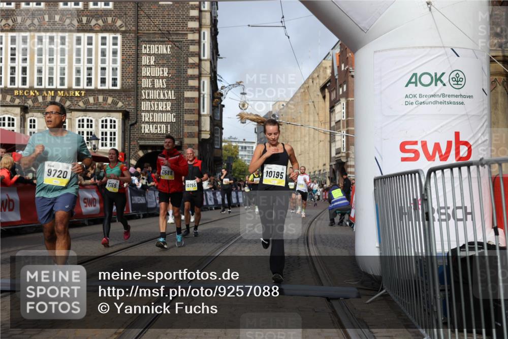 05.10.2025 - 20. swb-Marathon Bremen Yannick Fuchs http://msf.ph/oto/9257088 05.10.2025 10:55:44 Ziel 7165, 9195, 9197, 9492, 9720, 9856, 10107, 10111, 10195, 10262, 10475, 10745, 10755, 10757, 10909, 11197, 11588 meine-sportfotos.de