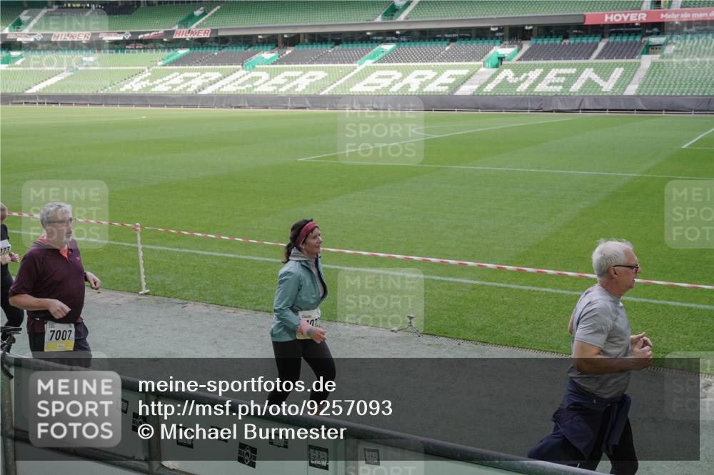 05.10.2025 - 20. swb-Marathon Bremen Michael Burmester http://msf.ph/oto/9257093 05.10.2025 10:44:47 Laufen im Stadion 7007, 7109, 7110, 8476, 8844, 9012, 9242, 9264, 9303, 9342, 9441, 9453, 9479, 9567, 9572, 9631, 9667, 9756, 9767, 9768, 9899, 9948, 9970, 10114, 10115, 10190, 10273, 10282, 10292, 10339, 10340, 10355, 10364, 10379, 10622, 10647, 10665, 10842, 10846, 10957, 10984, 11060, 11072, 11085, 11117, 11118, 11139, 11252, 11264, 11293, 11318, 11367, 11375, 11378, 11381, 11385, 11407, 11448, 11544, 11557, 11560, 11568, 11635, 9011, 9373, 9374, 9386, 9470, 10036 meine-sportfotos.de