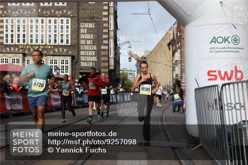05.10.2025 - 20. swb-Marathon Bremen Yannick Fuchs http://msf.ph/oto/9257098 05.10.2025 10:55:44 Ziel 7165, 9195, 9197, 9492, 9720, 9856, 10107, 10111, 10195, 10262, 10475, 10745, 10755, 10757, 10909, 11197, 11588 meine-sportfotos.de