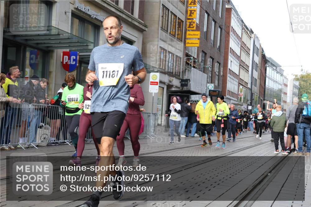 05.10.2025 - 20. swb-Marathon Bremen Strokosch-Dieckow http://msf.ph/oto/9257112 05.10.2025 10:58:10 Ziel 7077, 7163, 8585, 9174, 9359, 9370, 9430, 9433, 9462, 9472, 9529, 9608, 9622, 9714, 9766, 9820, 9913, 10049, 10055, 10084, 10261, 10285, 10368, 10408, 10513, 10527, 10586, 10591, 10679, 10786, 10871, 10936, 10988, 11049, 11078, 11181, 11184, 11291, 11495, 11591, 11700, 11724, 7077, 7163, 8585, 9174, 9359, 9370, 9430, 9433, 9462, 9472, 9529, 9608, 9622, 9714, 9766, 9820, 9913, 10049, 10055, 10084, 10261, 10285, 10368, 10408, 10513, 10527, 10586, 10591, 10679, 10786 meine-sportfotos.de
