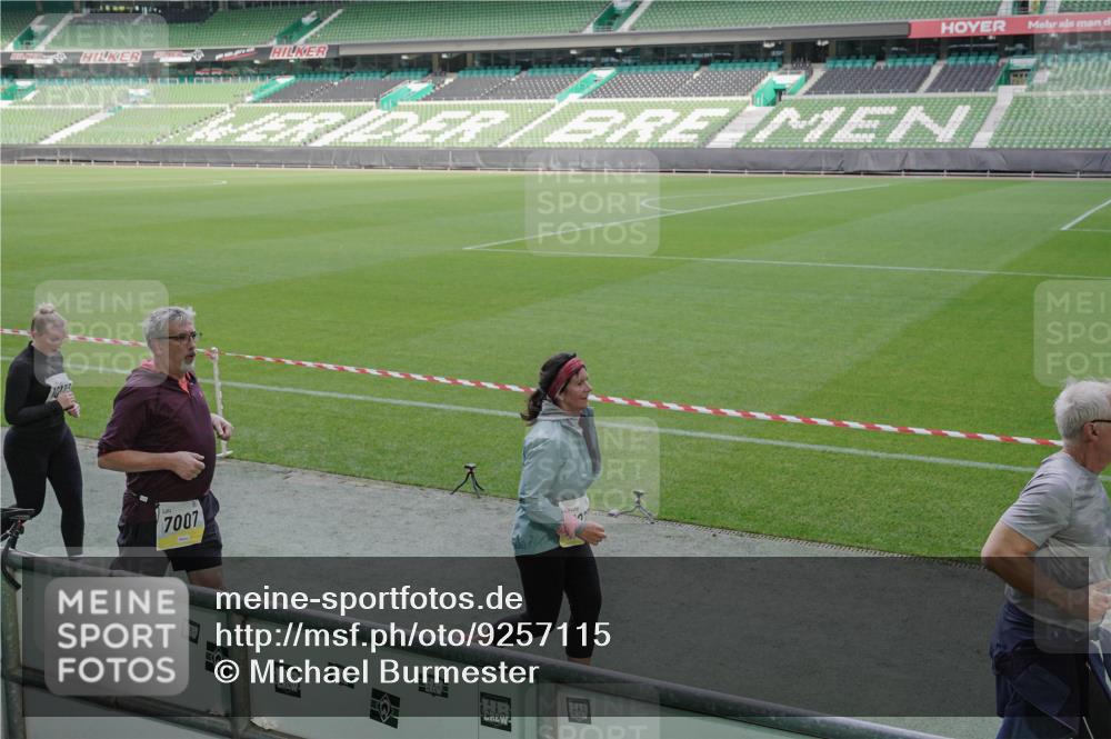 05.10.2025 - 20. swb-Marathon Bremen Michael Burmester http://msf.ph/oto/9257115 05.10.2025 10:44:47 Laufen im Stadion 7007, 7109, 7110, 8476, 8844, 9012, 9242, 9264, 9303, 9342, 9441, 9453, 9479, 9567, 9572, 9631, 9667, 9756, 9767, 9768, 9899, 9948, 9970, 10114, 10115, 10190, 10273, 10282, 10292, 10339, 10340, 10355, 10364, 10379, 10622, 10647, 10665, 10842, 10846, 10957, 10984, 11060, 11072, 11085, 11117, 11118, 11139, 11252, 11264, 11293, 11318, 11367, 11375, 11378, 11381, 11385, 11407, 11448, 11544, 11557, 11560, 11568, 11635, 9011, 9373, 9374, 9386, 9470, 10036 meine-sportfotos.de