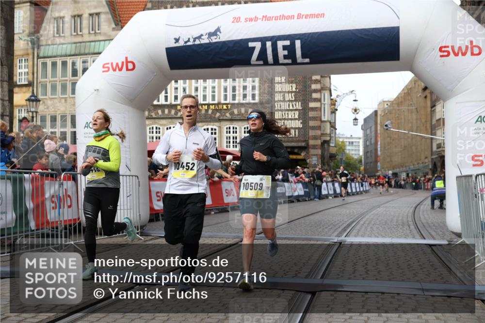 05.10.2025 - 20. swb-Marathon Bremen Yannick Fuchs http://msf.ph/oto/9257116 05.10.2025 10:47:07 Ziel 9413, 10452, 10509, 10750, 10789, 11189 meine-sportfotos.de
