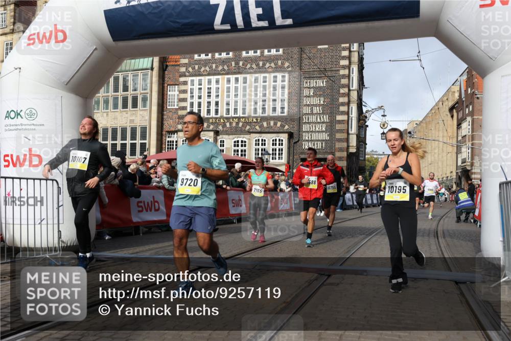 05.10.2025 - 20. swb-Marathon Bremen Yannick Fuchs http://msf.ph/oto/9257119 05.10.2025 10:55:44 Ziel 7165, 9195, 9197, 9492, 9720, 9856, 10107, 10111, 10195, 10262, 10475, 10745, 10755, 10757, 10909, 11197, 11588 meine-sportfotos.de