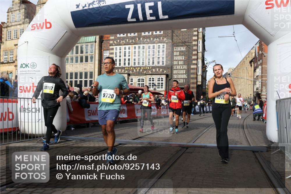 05.10.2025 - 20. swb-Marathon Bremen Yannick Fuchs http://msf.ph/oto/9257143 05.10.2025 10:55:44 Ziel 7165, 9195, 9197, 9492, 9720, 9856, 10107, 10111, 10195, 10262, 10475, 10745, 10755, 10757, 10909, 11197, 11588 meine-sportfotos.de