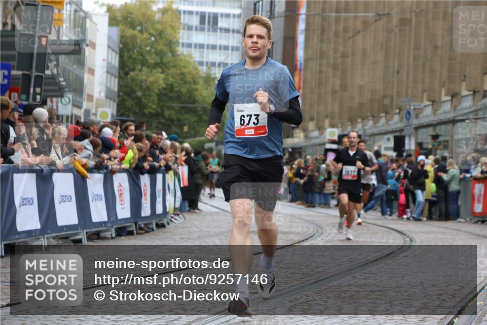 05.10.2025 - 20. swb-Marathon Bremen Strokosch-Dieckow http://msf.ph/oto/9257146 05.10.2025 12:54:45 Ziel 307, 343, 673, 1837, 1849, 7999 meine-sportfotos.de