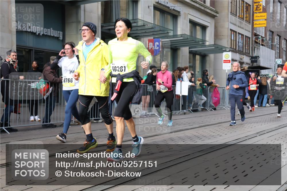 05.10.2025 - 20. swb-Marathon Bremen Strokosch-Dieckow http://msf.ph/oto/9257151 05.10.2025 10:58:14 Ziel 7163, 8585, 9346, 9359, 9370, 9430, 9433, 9472, 9529, 9540, 9608, 9622, 9714, 9766, 9820, 9913, 10049, 10055, 10084, 10261, 10285, 10408, 10513, 10527, 10561, 10586, 10591, 10679, 10871, 10936, 10988, 11078, 11181, 11184, 11291, 11495, 11591, 11700, 7163, 8585, 9346, 9359, 9370, 9430, 9433, 9472, 9529, 9540, 9608, 9622, 9714, 9766, 9820, 9913, 10049, 10055, 10084, 10261, 10285, 10408, 10513, 10527, 10561, 10586, 10591, 10679 meine-sportfotos.de
