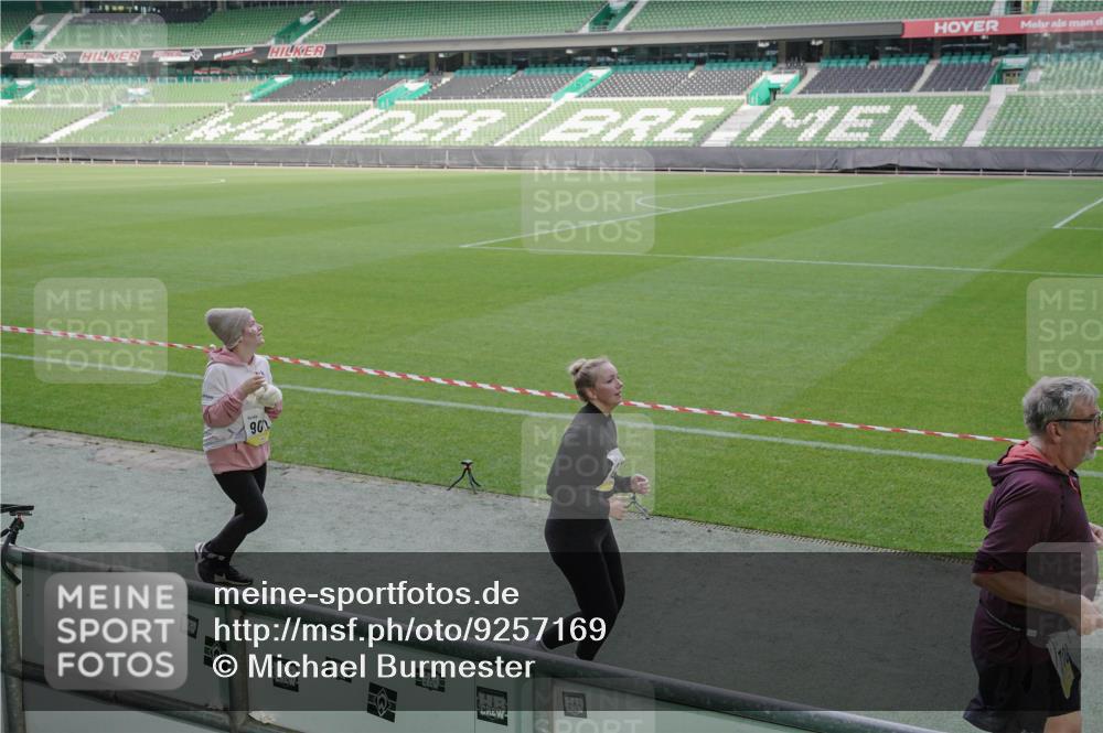 05.10.2025 - 20. swb-Marathon Bremen Michael Burmester http://msf.ph/oto/9257169 05.10.2025 10:44:49 Laufen im Stadion 7007, 7109, 7110, 8476, 8844, 9012, 9242, 9264, 9303, 9342, 9441, 9479, 9567, 9572, 9631, 9667, 9756, 9767, 9768, 9899, 9948, 9970, 10114, 10115, 10190, 10273, 10282, 10292, 10339, 10340, 10355, 10364, 10379, 10622, 10647, 10665, 10671, 10752, 10808, 10842, 10846, 10957, 10984, 11060, 11072, 11085, 11117, 11118, 11139, 11252, 11264, 11293, 11318, 11367, 11375, 11378, 11381, 11385, 11407, 11448, 11544, 11557, 11560, 11568, 11635, 9011, 9373, 9374, 9386, 9453, 9470 meine-sportfotos.de