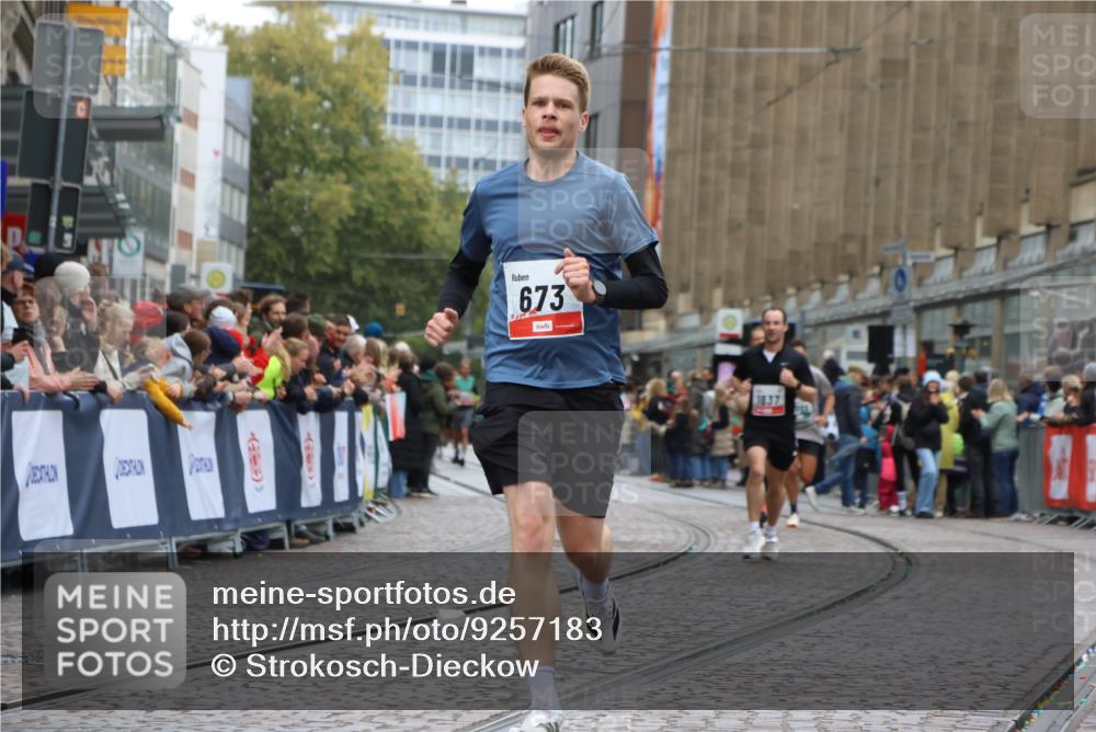 05.10.2025 - 20. swb-Marathon Bremen Strokosch-Dieckow http://msf.ph/oto/9257183 05.10.2025 12:54:45 Ziel 307, 343, 673, 1837, 1849, 7999 meine-sportfotos.de