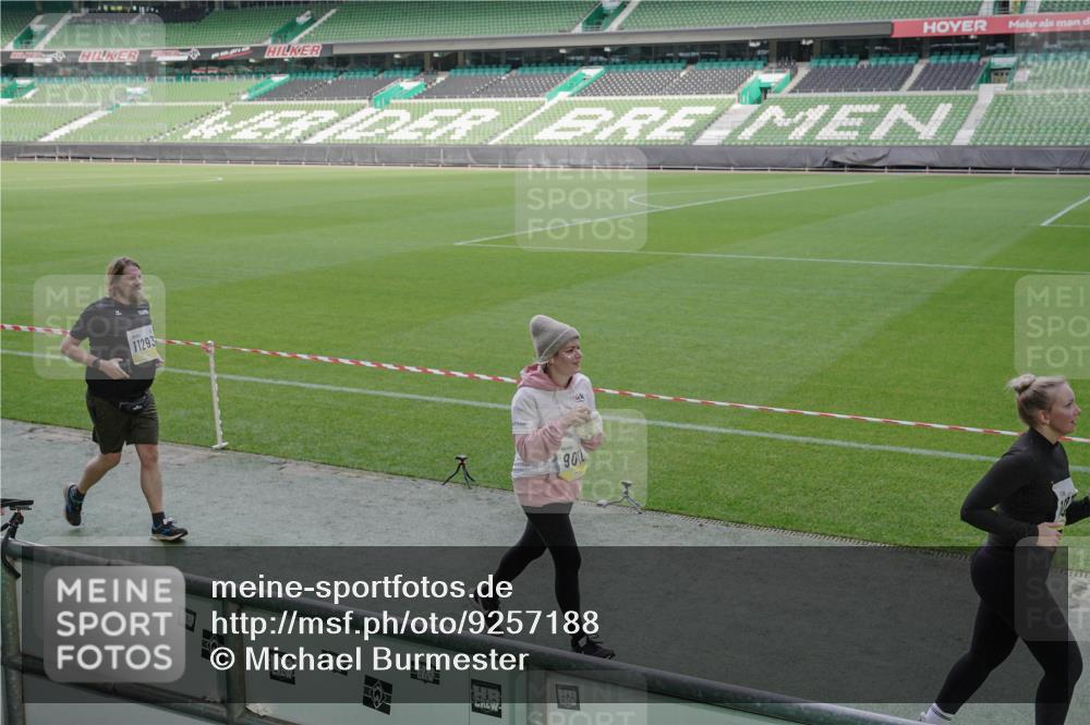 05.10.2025 - 20. swb-Marathon Bremen Michael Burmester http://msf.ph/oto/9257188 05.10.2025 10:44:49 Laufen im Stadion 7007, 7109, 7110, 8476, 8844, 9012, 9242, 9264, 9303, 9342, 9441, 9479, 9567, 9572, 9631, 9667, 9756, 9767, 9768, 9899, 9948, 9970, 10114, 10115, 10190, 10273, 10282, 10292, 10339, 10340, 10355, 10364, 10379, 10622, 10647, 10665, 10671, 10752, 10808, 10842, 10846, 10957, 10984, 11060, 11072, 11085, 11117, 11118, 11139, 11252, 11264, 11293, 11318, 11367, 11375, 11378, 11381, 11385, 11407, 11448, 11544, 11557, 11560, 11568, 11635, 9011, 9373, 9374, 9386, 9453, 9470 meine-sportfotos.de