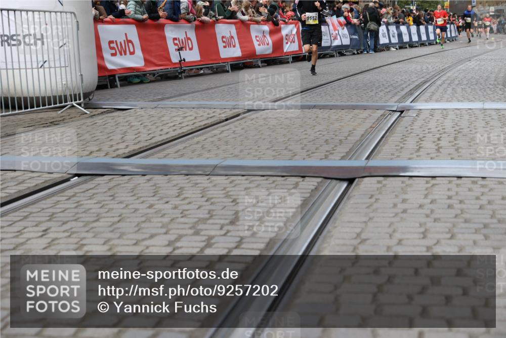 05.10.2025 - 20. swb-Marathon Bremen Yannick Fuchs http://msf.ph/oto/9257202 05.10.2025 10:47:10 Ziel 9413, 9562, 10452, 10509, 10789 meine-sportfotos.de