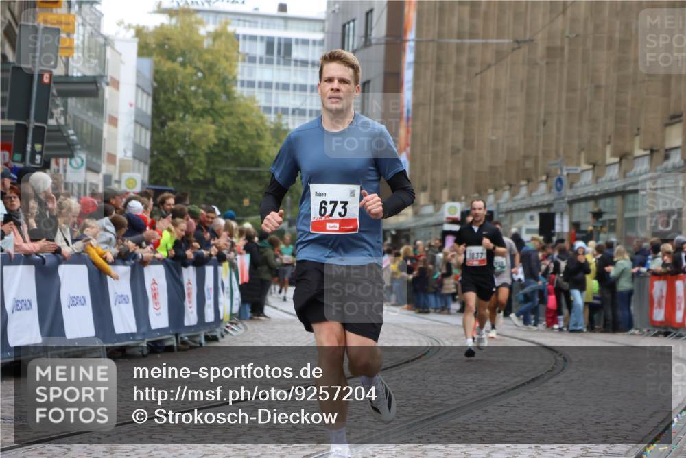 05.10.2025 - 20. swb-Marathon Bremen Strokosch-Dieckow http://msf.ph/oto/9257204 05.10.2025 12:54:45 Ziel 307, 343, 673, 1837, 1849, 7999 meine-sportfotos.de