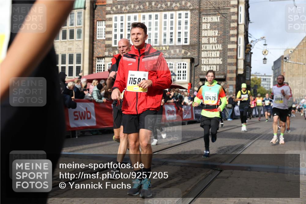 05.10.2025 - 20. swb-Marathon Bremen Yannick Fuchs http://msf.ph/oto/9257205 05.10.2025 10:55:46 Ziel 7165, 9195, 9197, 9492, 9720, 10088, 10107, 10195, 10262, 10475, 10745, 10755, 10757, 10909, 11081, 11586, 11588 meine-sportfotos.de