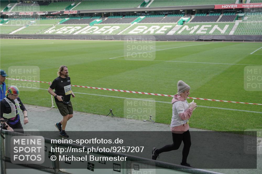 05.10.2025 - 20. swb-Marathon Bremen Michael Burmester http://msf.ph/oto/9257207 05.10.2025 10:44:50 Laufen im Stadion 7007, 7109, 7110, 8476, 8844, 9012, 9242, 9264, 9303, 9342, 9441, 9479, 9567, 9572, 9631, 9667, 9756, 9767, 9768, 9899, 9948, 9970, 10114, 10115, 10190, 10273, 10282, 10292, 10339, 10340, 10355, 10364, 10379, 10622, 10647, 10665, 10671, 10752, 10808, 10842, 10846, 10957, 10984, 11060, 11072, 11085, 11117, 11118, 11139, 11252, 11264, 11293, 11318, 11367, 11375, 11378, 11385, 11407, 11448, 11544, 11557, 11560, 11568, 11635, 9011, 9373, 9374, 9386, 9453, 9470 meine-sportfotos.de