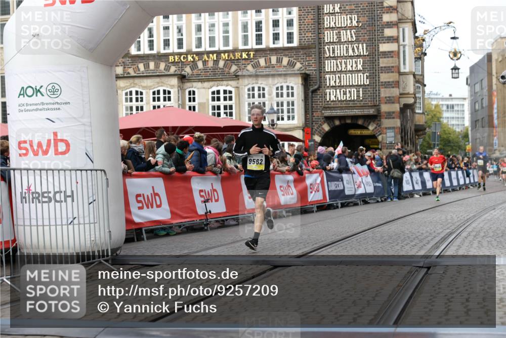 05.10.2025 - 20. swb-Marathon Bremen Yannick Fuchs http://msf.ph/oto/9257209 05.10.2025 10:47:11 Ziel 9413, 9562, 10452, 10509, 10789 meine-sportfotos.de